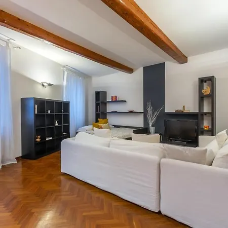 Central Ferrara Apartment Διαμέρισμα